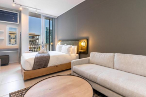 The Rose 710: Top Floor City Aprt with Balcony